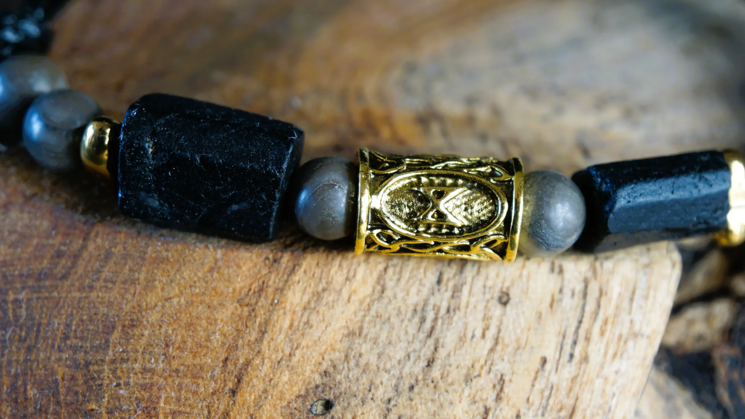 Bransoletka z runą GEBO – lawa wulkaniczna i drewno wenge - obrazek 3